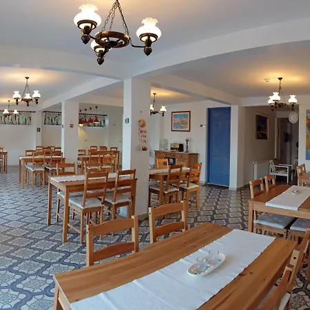 Butik & Restaurant מלון 4*